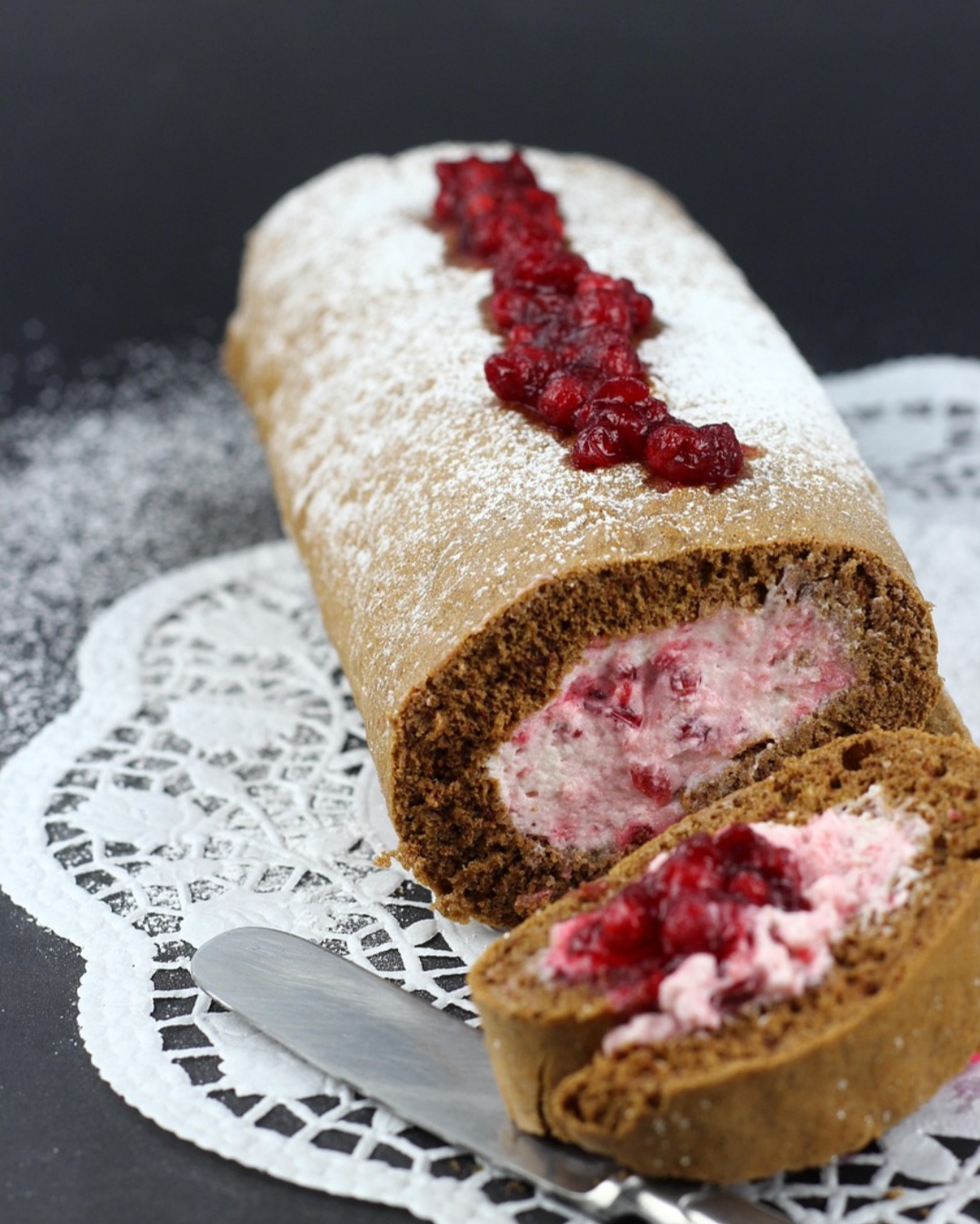 <p>É comum ser servido em fatias, decorado com cobertura de chocolate ou açúcar de confeiteiro. Está presente em aniversários, cafés da tarde e como sobremesa caseira.</p>

