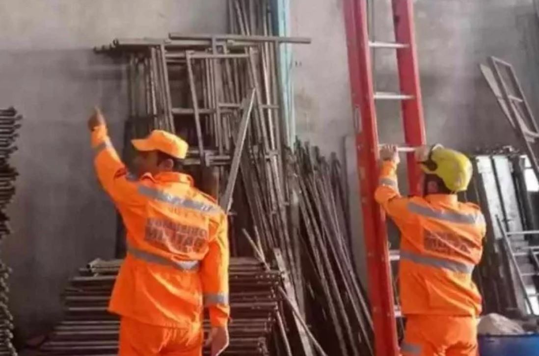 <p>Em Capelinha, no Vale do Jequitinhonha (MG), uma serpente de 1,5 metro da espécie caninana apareceu na área urbana, escondida num galpão de uma empresa de andaimes.</p>
