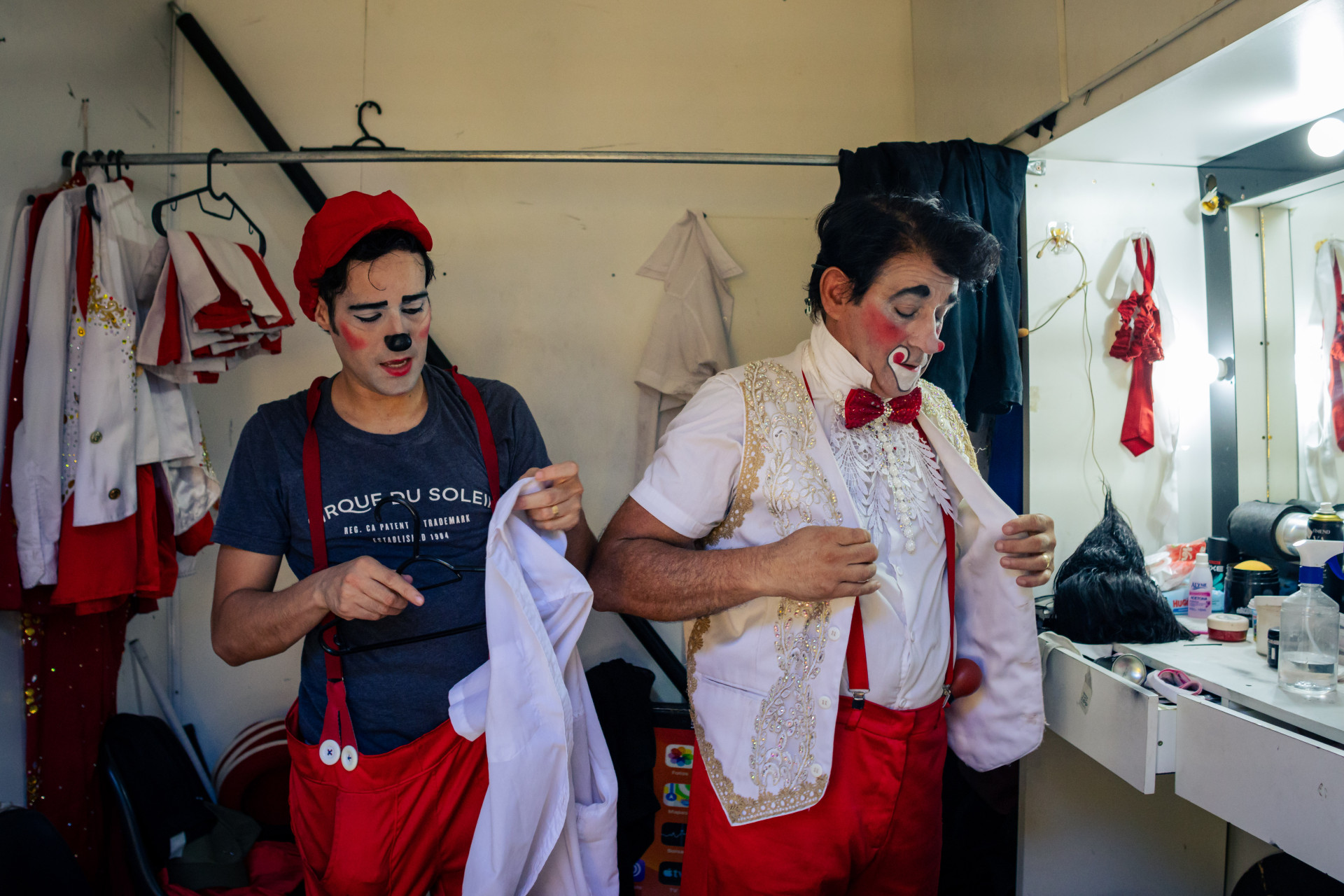 FORTALEZA, CE, BRASIL, 17-01-2026: Palhaço Matraca / Palhaço Moroco. Vida circense, fomos contar com é a vida dos artitas nos bastidores e a preparação para o espetáculo. Circo Americano, que fica na Avenida Washington Soares. (Foto: Aurelio Alves / Jornal O POVO) (Foto: AURÉLIO ALVES)