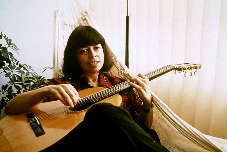 <p>Nara Leão – Conhecida como “a musa da bossa nova” — apesar de não aceitar bem o apelido — Nara Leão atuou de forma importante durante o surgimento do gênero.</p>
