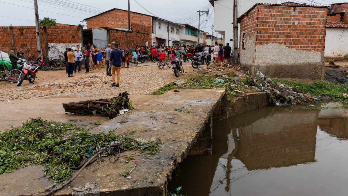 FORTALEZA, CE,  BR  26.01.27 Adolescente de 15 anos morre afogado após ser arrastado por enxurrada no rio Maranguapinho no bairro Granja Lisboa (Fco Fontenele/O POVO)