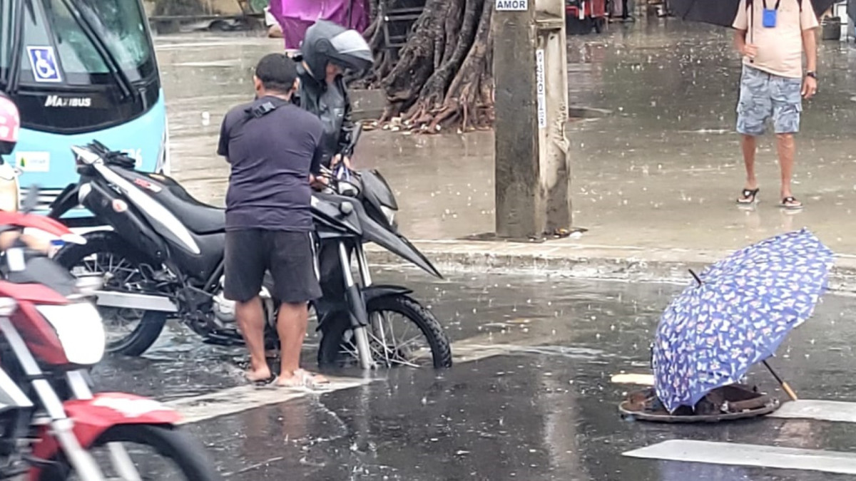 Bueiro estoura na rua Tristão Gonçalves, no Centro de Fortaleza 
