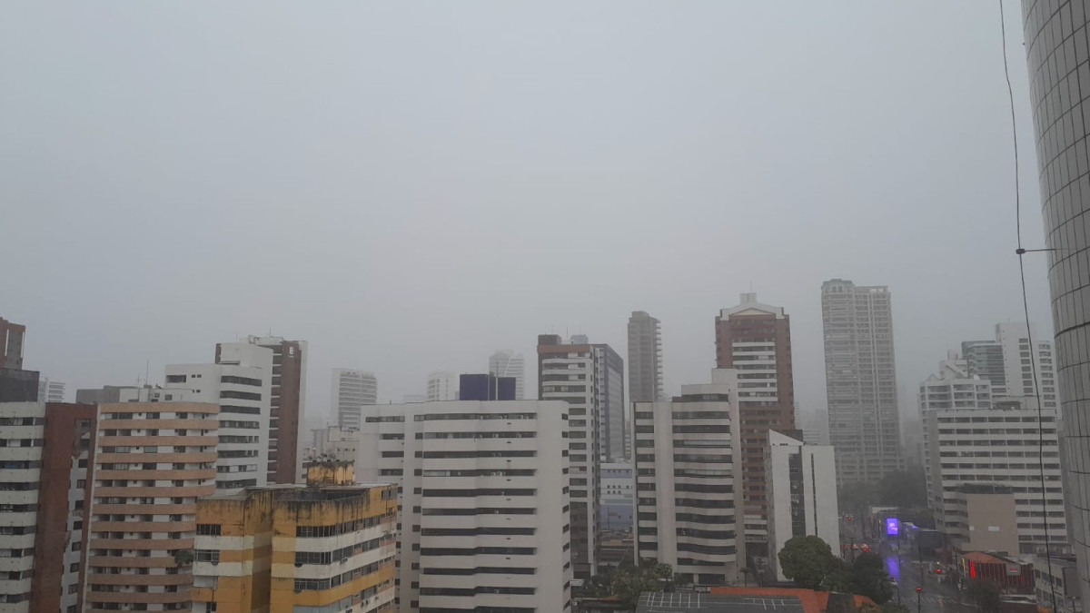 Cidade registrou fortes chuvas na manhã desta terça-feira