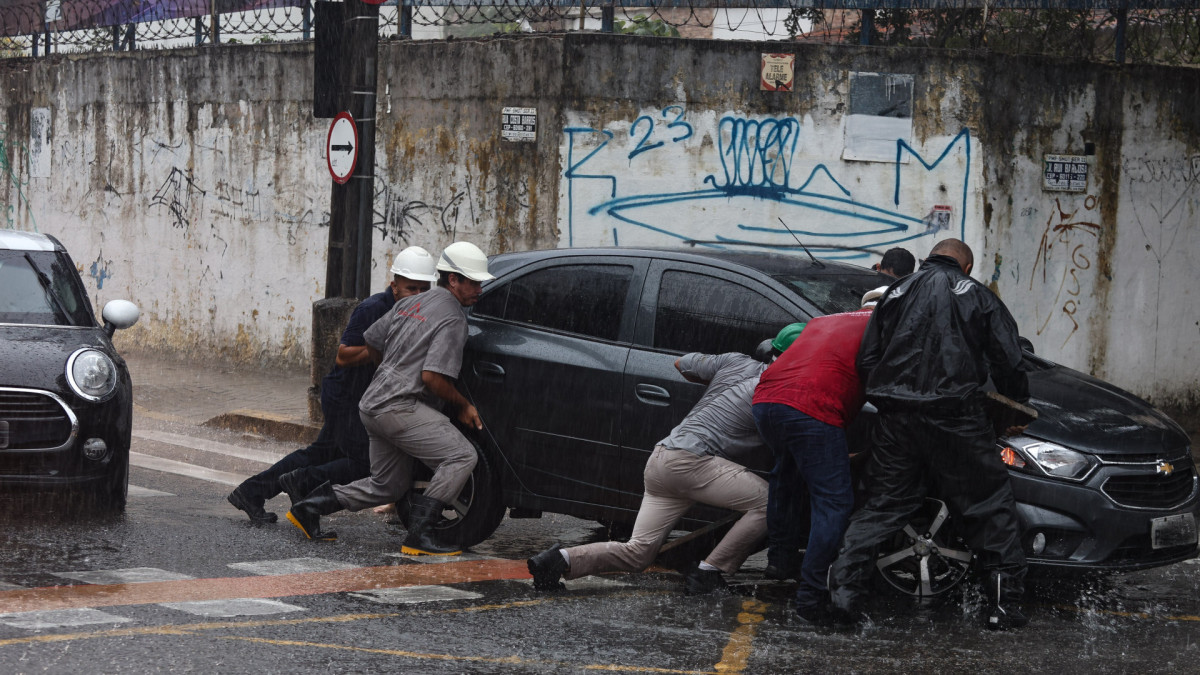 FORTALEZA, CEARÁ,  BRASIL- 27.01.2026: Carro cai no buero entre a rua Costas Barros e a Av. Rui Barbosa na Aldeota. Chuvas fortes  em Fortaleza, .. (Daniel Galber/Especial para O POVO)