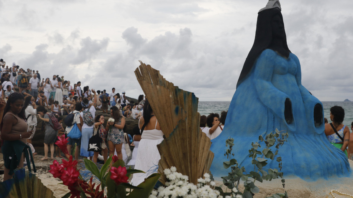 Celebra&ccedil;&atilde;o ao Dia de Iemanj&aacute;, na praia do Arpoador, em 2024. Veja como ser&aacute; o cortejo deste ano: