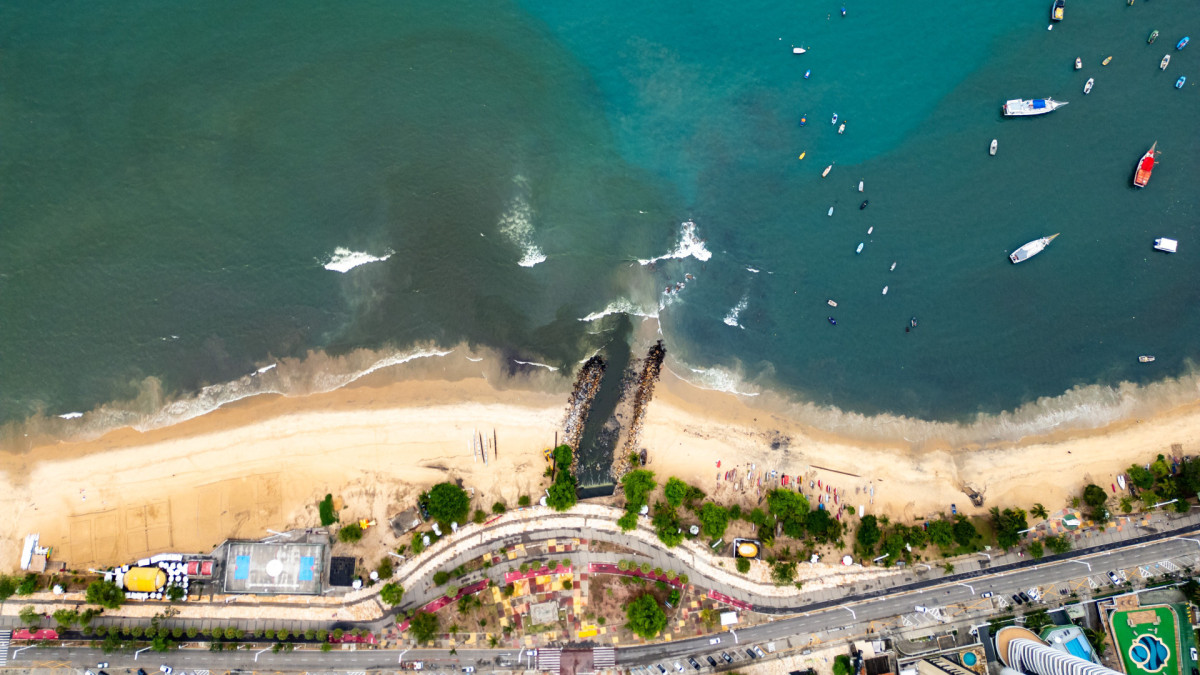 &Aacute;gua escura em galeria fluvial na enseada do Mucuripe, em Fortaleza 
