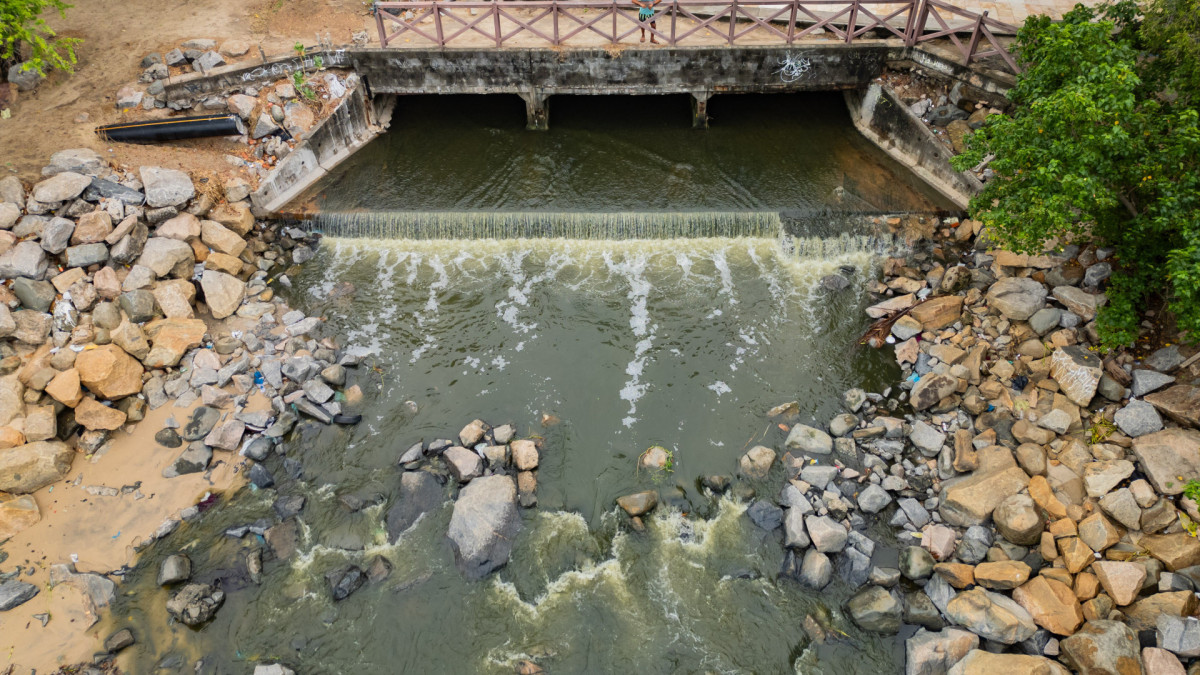 FORTALEZA, CE,  BR  26.01.27 Águas poluídas do Riacho Maceó desembocam em galeria fluvial e poluem enseada do  Mucuripe, no oceano atlântico (Fco Fontenele/O POVO)