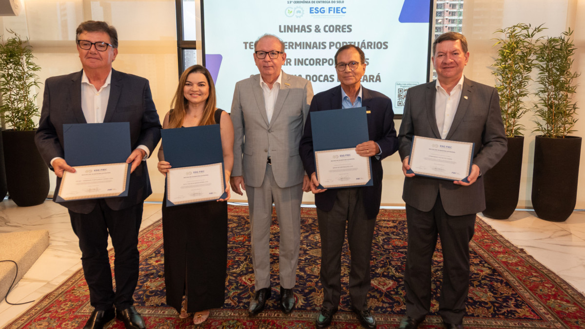 O presidente da Federação das Indústrias do Estado do Ceará (Fiec), Ricardo Cavalcante, entrega o Selo ESG-FIEC para a Terminais Portuários Ceará (TECER), Linhas & Cores e Companhia Docas do Ceará, e recertifica a BSPAR 