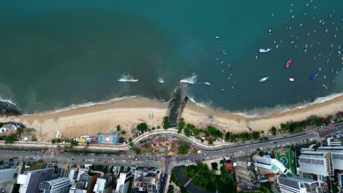Mancha &eacute; registrada no mar da Praia do Mucuripe, em Fortaleza, nesta ter&ccedil;a-feira, 27