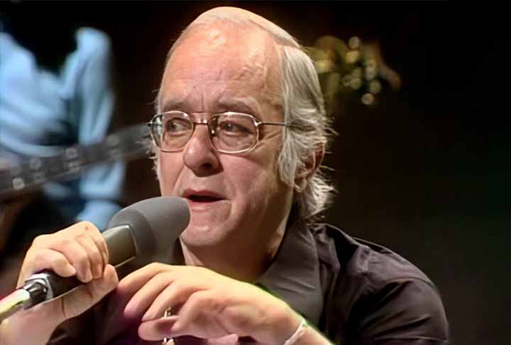 <p>Vinicius de Moraes — É quase impossível falar dos principais artistas da bossa nova sem citar Vinicius de Moraes, apelidado carinhosamente por Tom Jobim de “poetinha”.</p>
