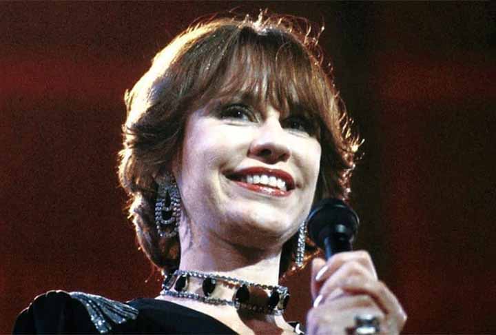 <p>Astrud Gilberto – Astrud Gilberto nasceu em Salvador em 1940 e foi morar com a família ainda criança no Rio de Janeiro, onde cresceu. Sempre se interessou por música. Em 1959, ela se casou com João Gilberto, de quem adotou o sobrenome.</p>

