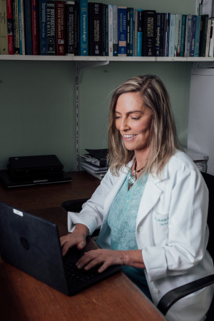 Tatiana Coelho de Sampaio pesquisa aplica&ccedil;&otilde;es da polilaminina(Foto: Luciana Sposito)