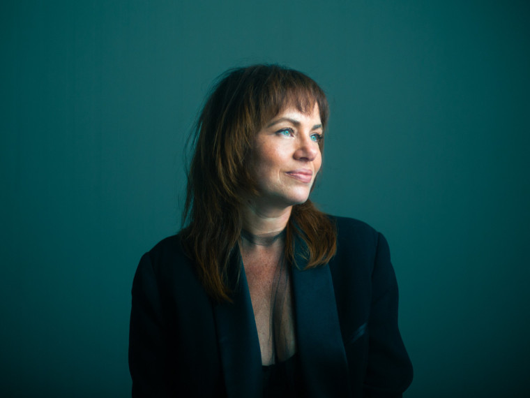 Com mais de duas décadas de carreira, Karine Teles foi homenageada com o troféu Barroco