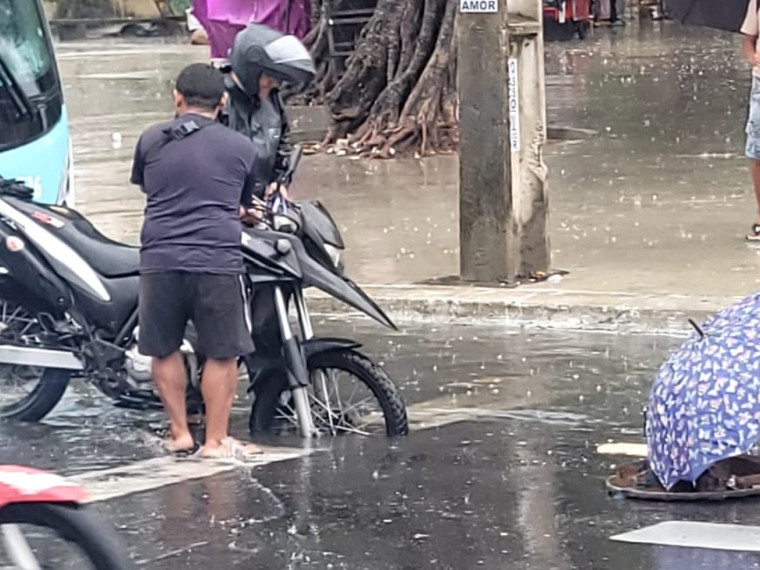 Bueiro estoura na rua Trist&atilde;o Gon&ccedil;alves, no Centro de Fortaleza 
