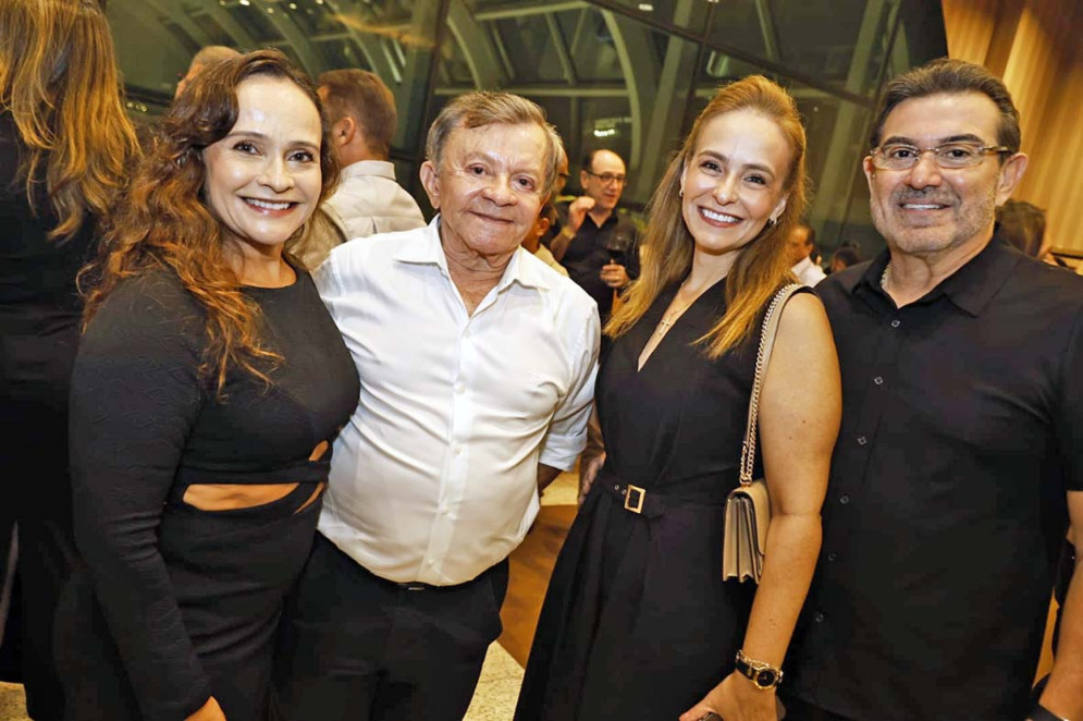 No centen&aacute;rio do Mercadinhos S&atilde;o Luiz, Andr&eacute;a e seu pai Edilmo Cunha, Leillianne e Alexandre Pereira (Foto: acervo pessoal)
