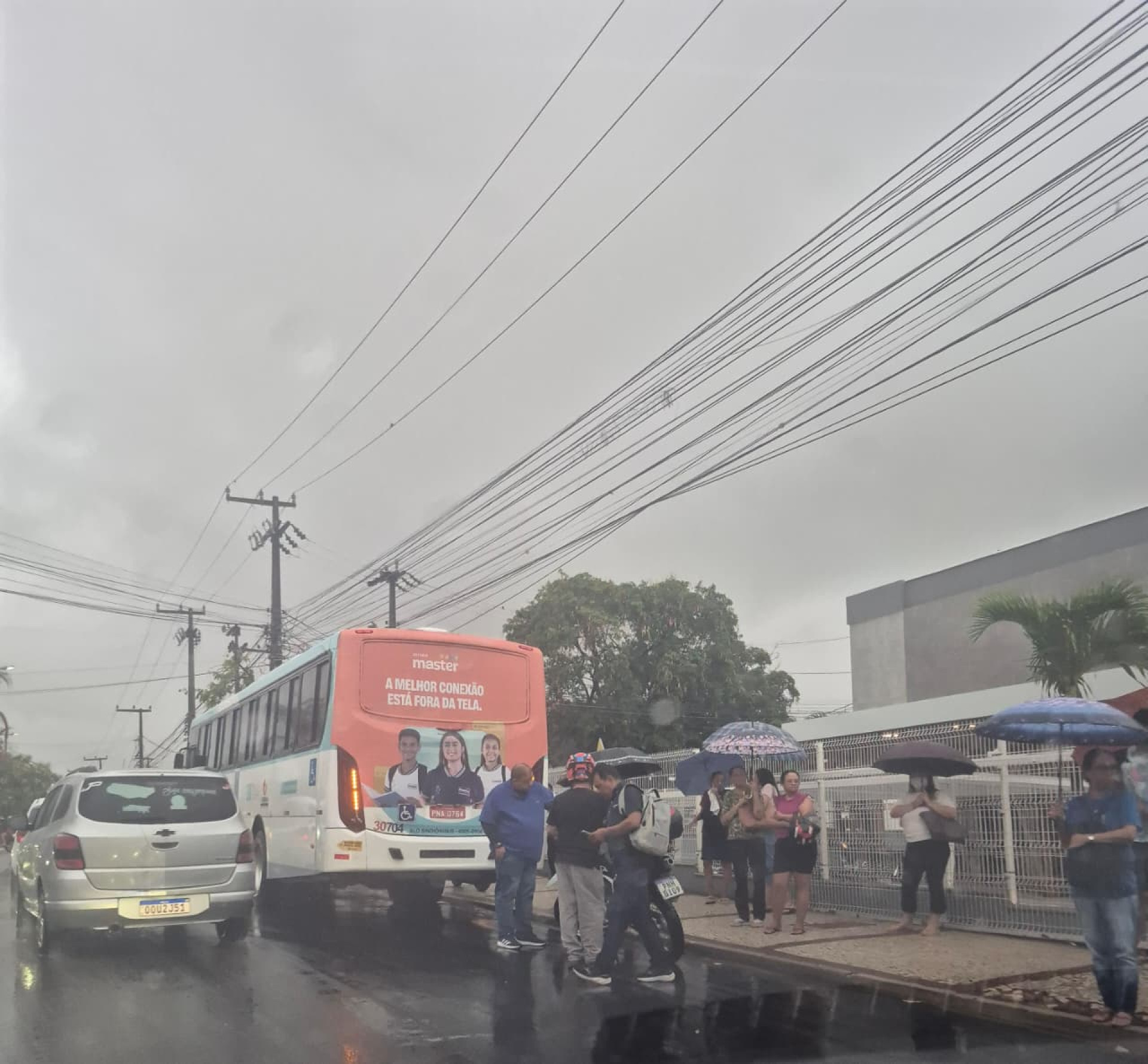 Na avenida Edilson Brasil Soares, um &ocirc;nibus parou na via ap&oacute;s o in&iacute;cio das chuvas e os passageiros precisaram descer