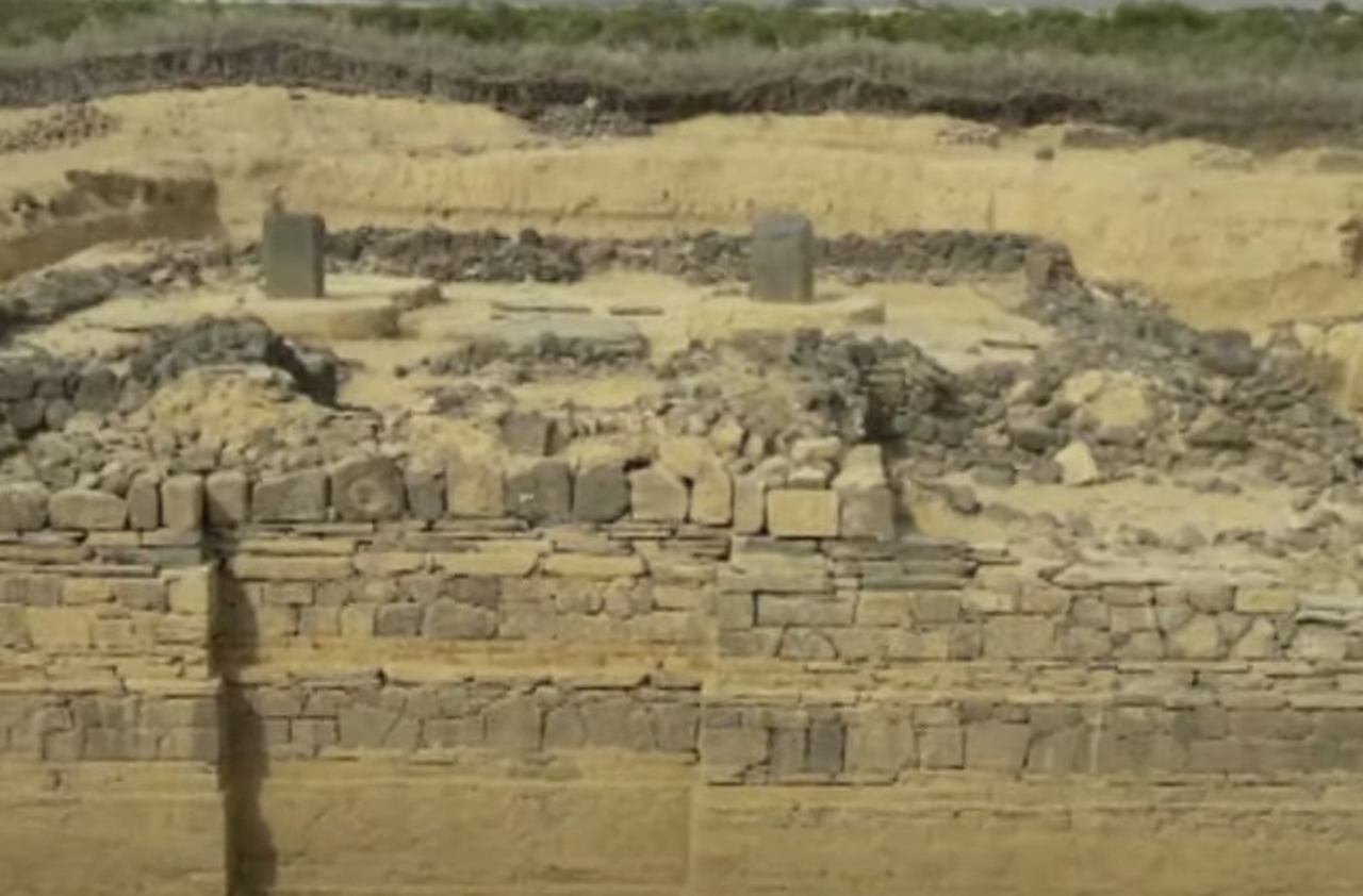 <p>Tem Asmara como capital e cidade mais populosa. Embora sua Constituição estabeleça uma república presidencialista, o país nunca realizou eleições desde a independência.</p>
