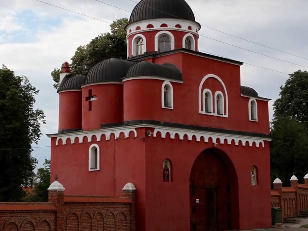 <p>Situada na Península dos Bálcãs, a Sérvia tem Belgrado como capital. O país abriga belas paisagens, monumentos históricos e uma população superior a 6 milhões de habitantes.</p>
