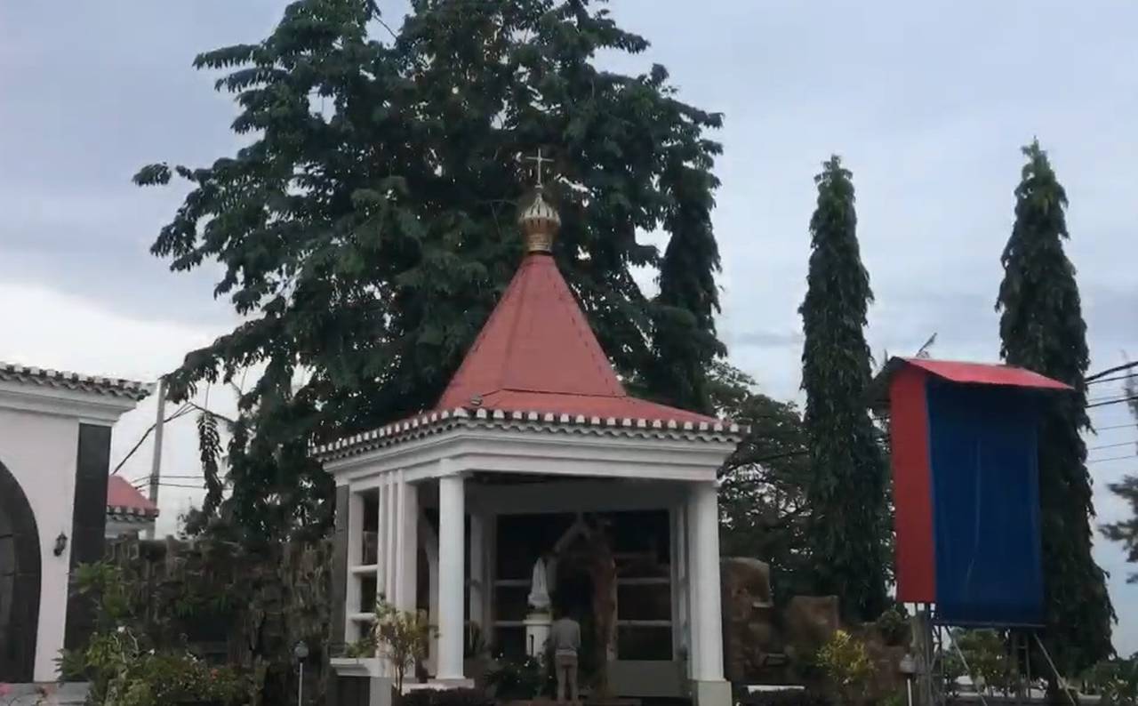 <p>A antiga colônia portuguesa tornou-se uma nação autônoma em 1975, mas, poucos dias depois, foi invadida pela Indonésia e anexada ao país, só reconquistando sua soberania 27 anos depois. É o único país da Ásia cuja língua oficial é o português.</p>
