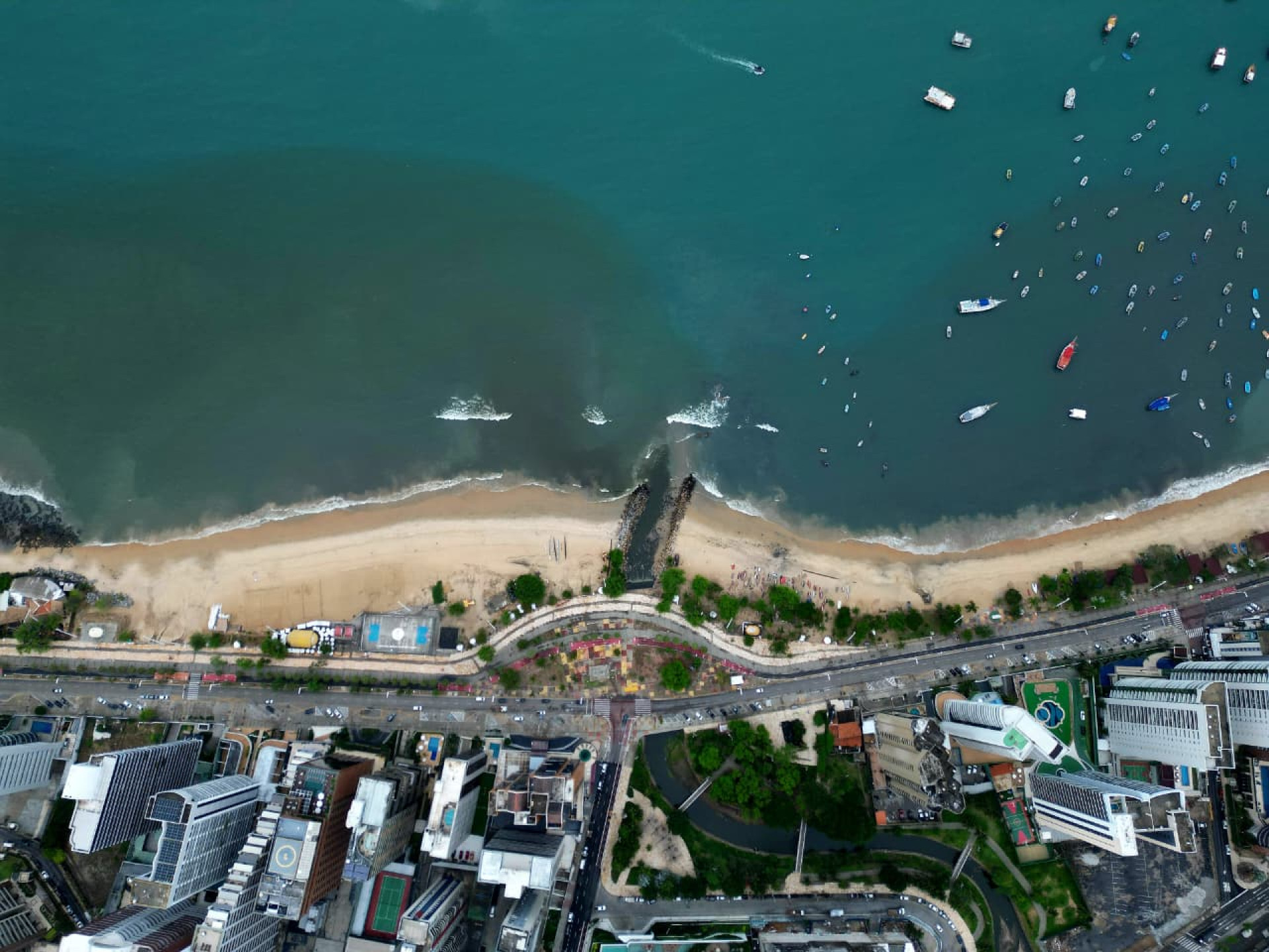 Mancha &eacute; registrada no mar da Praia do Mucuripe, em Fortaleza, nesta ter&ccedil;a-feira, 27 (Foto: FCO FONTENELE)
