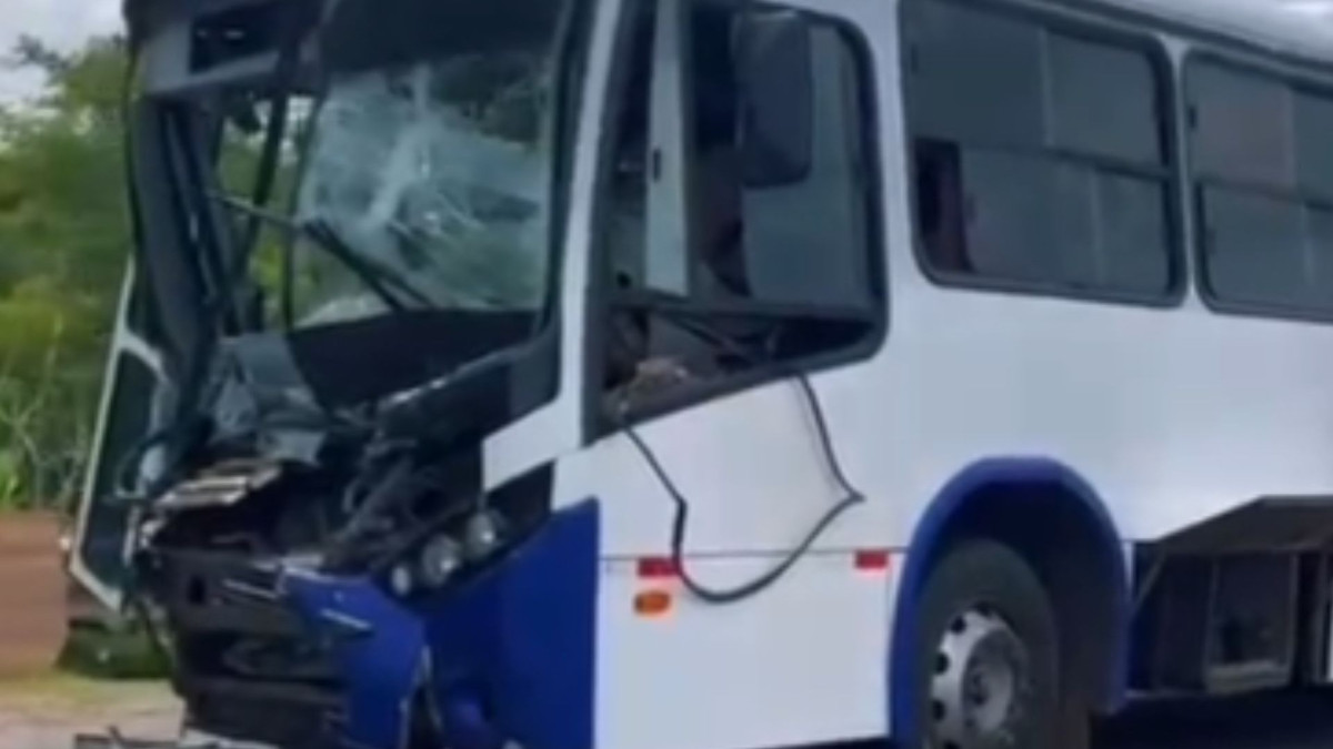 Acidente na BR-116, envolvendo quatro veículos, deixou motorista do ônibus gravemente ferido