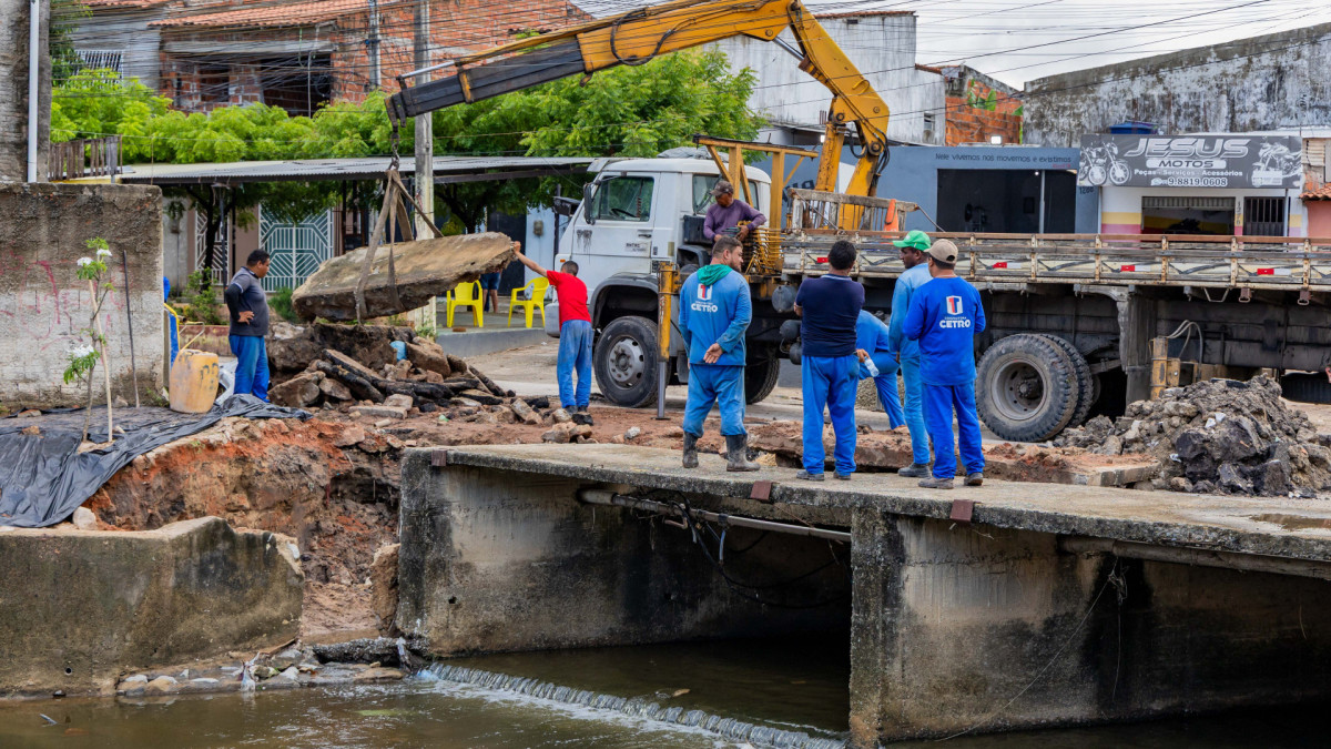 Equipe da CAGECE trabalha para fechar uma uma cratera aberta na rua Paragua&ccedil;u, no bairro Serrinha 