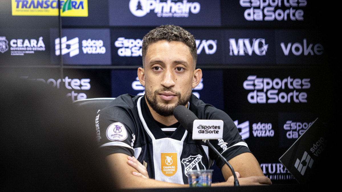 Júlio César, novo zagueiro do Ceará, apresentado oficialmente