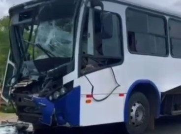 Acidente na BR-116, envolvendo quatro ve&iacute;culos, deixou motorista do &ocirc;nibus gravemente ferido 