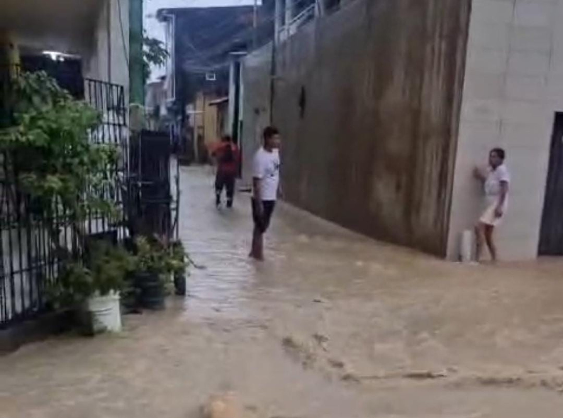 Inundação em comunidade do entorno de onde existia floresta do Aeroporto de Fortaleza, desmatada em 2025
 (Foto: Reprodução/Instagram: @jamyle21)