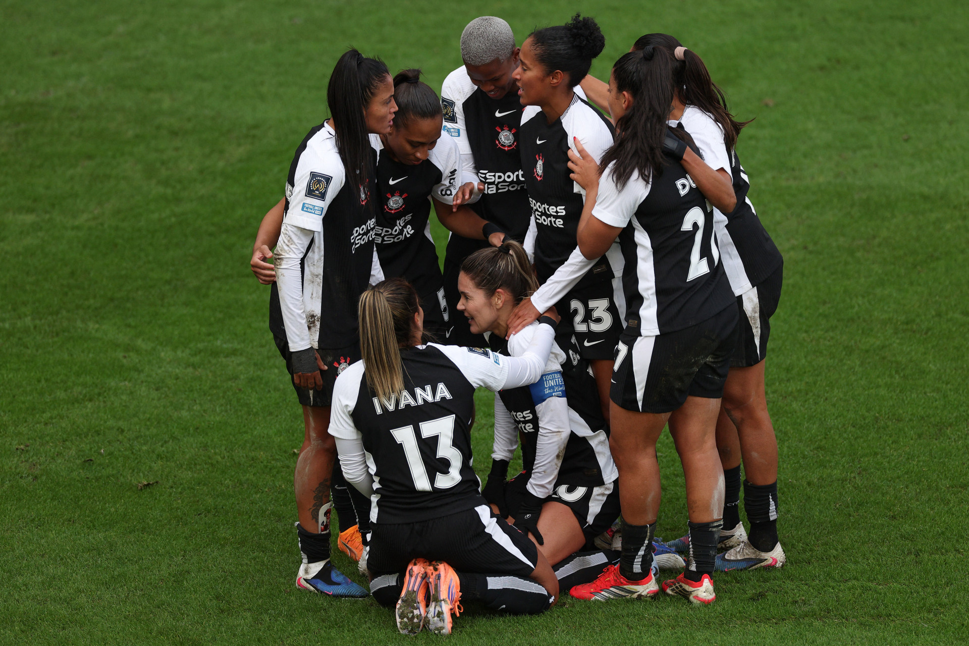 As companheiras do Corinthians comemoram o primeiro gol marcado pela número 10 do Corinthians, Gabi Zanotti (embaixo à direita), durante a partida de futebol da semifinal da Copa dos Campeões Femininos da FIFA entre Gotham FC e Corinthians no Estádio Comunitário Gtech em Londres, em 28 de janeiro de 2026 (Foto: Adrian Dennis / AFP)