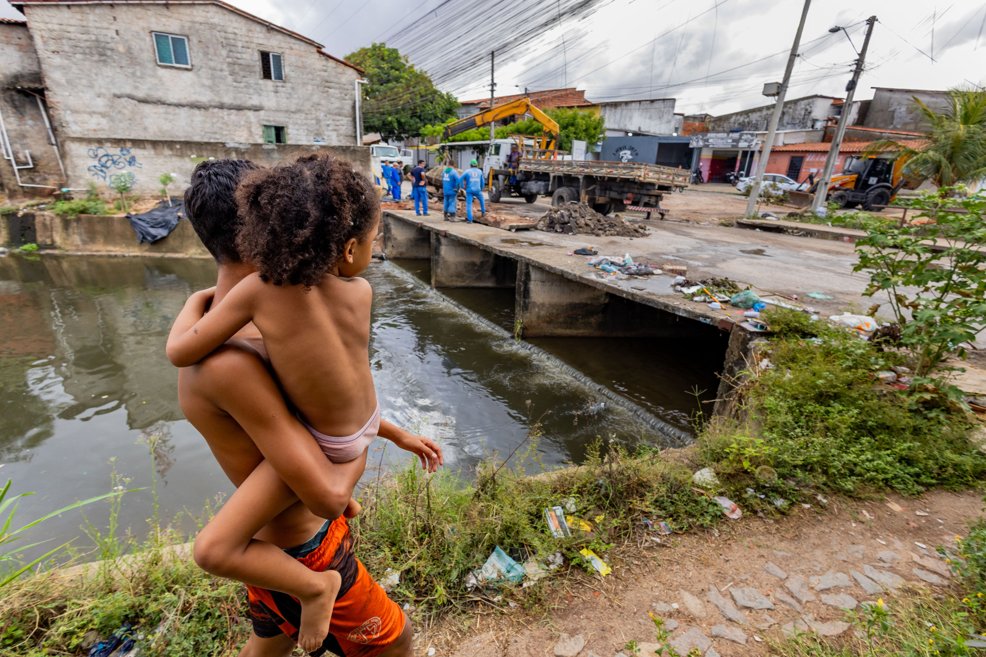 FORTALEZA, CE,  BR  26.01.28  Equipe da CAGECE trabalha para fechar uma uma cratera aberta Rua Paragua&ccedil;u no Bairro Serrinha  (Fco Fontenele/O POVO)