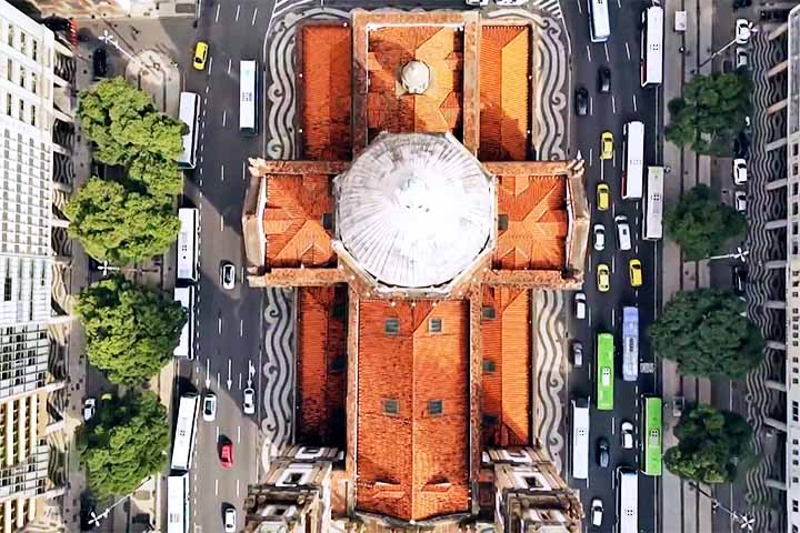 A história da Candelária data ainda do século 17, época em que o casal espanhol Antônio e Leonor Gonçalves fez uma promessa durante uma travessia oceânica sob forte tempestade. Após sobreviverem a essa tempestade em alto-mar, eles prometeram erguer uma igreja para Nossa Senhora da Candelária no primeiro local em que conseguissem aportar.
