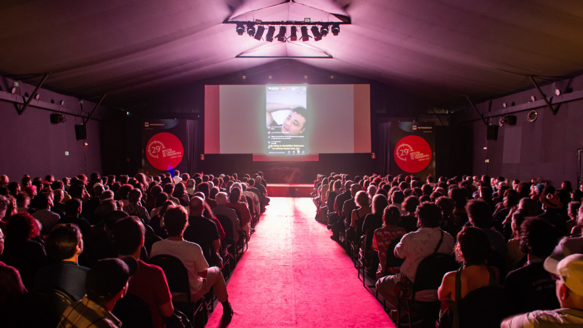 Filme de Álvaro Andrade Alves acompanha os últimos dias da eleição de 2022 a partir de lives, edits e disputas de narrativa