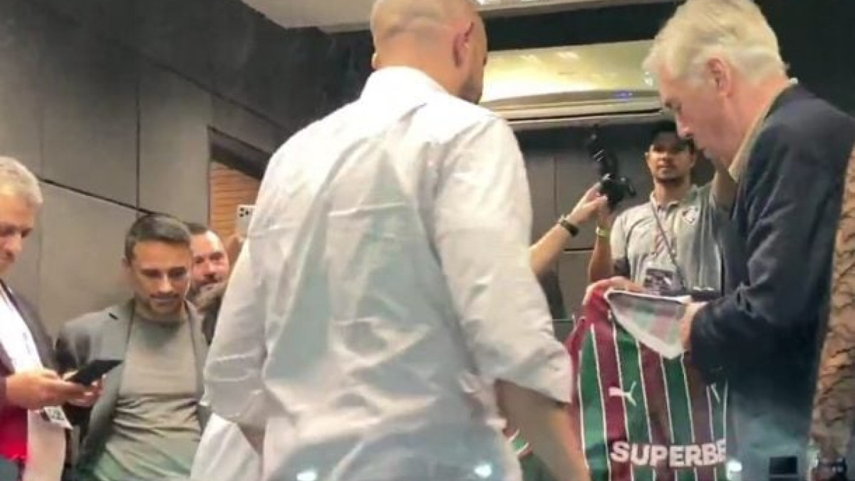 Técnico da Seleção acompanhou o triunfo dos cariocas sobre o Grêmio e ouviu, obviamente, pedidos de convocação 