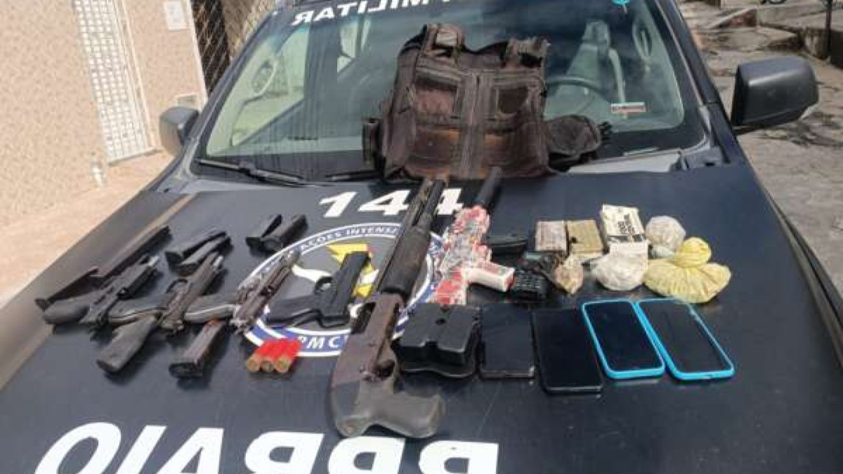 Entre as aramas estavam três pistolas e uma espingarda