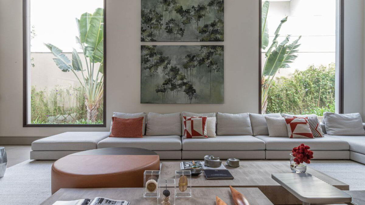 Quer decorar a parede atrás do sofá? Veja 3 ideias criativas para valorizar a sala