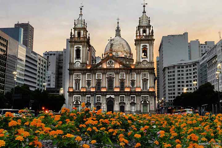 Episódios de grande impacto para a sociedade brasileira tiveram a Candelária como cenário. Isso porque ela está localizada no coração da cidade, no cruzamento das movimentadas avenidas Rio Branco e Presidente Vargas.

