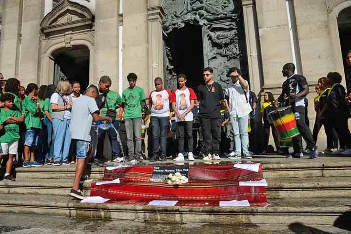 Na ocasião, oito meninos e adolescentes que dormiam na região foram assassinados. Dois policiais militares e um ex-policial foram condenados pelo massacre.
