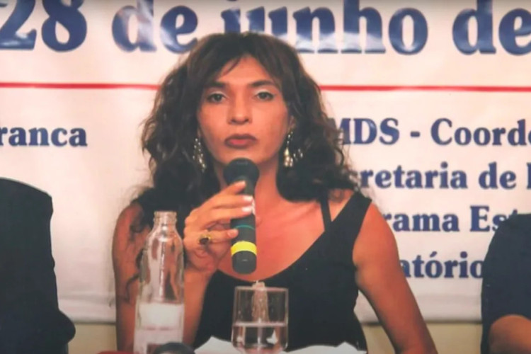 Durante a d&eacute;cada de 90 e meados dos anos 2000, Jana&iacute;na Dutra lutou legalmente pelos direitos das transexuais e travestis em Fortaleza, tornando-se uma refer&ecirc;ncia nacional 