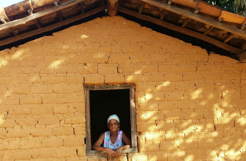 Comunidades locais já começaram a incorporar as chaminés em suas narrativas culturais. Moradores da região associam as torres a lendas do cerrado, como moradas de espíritos da natureza ou locais de energia especial, reforçando o vínculo entre ciência e tradição.
