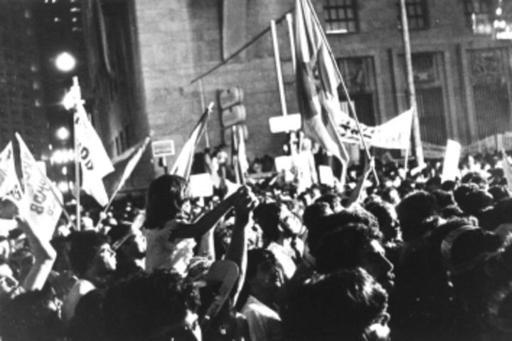 Na década de 1980, um dos mais famosos comícios das Diretas ocorreu nos arredores da Candelária. O movimento para a volta da eleição direta para presidente da República reuniu cerca de 1,2 milhão de pessoas nos arredores da igreja, em 1984.
