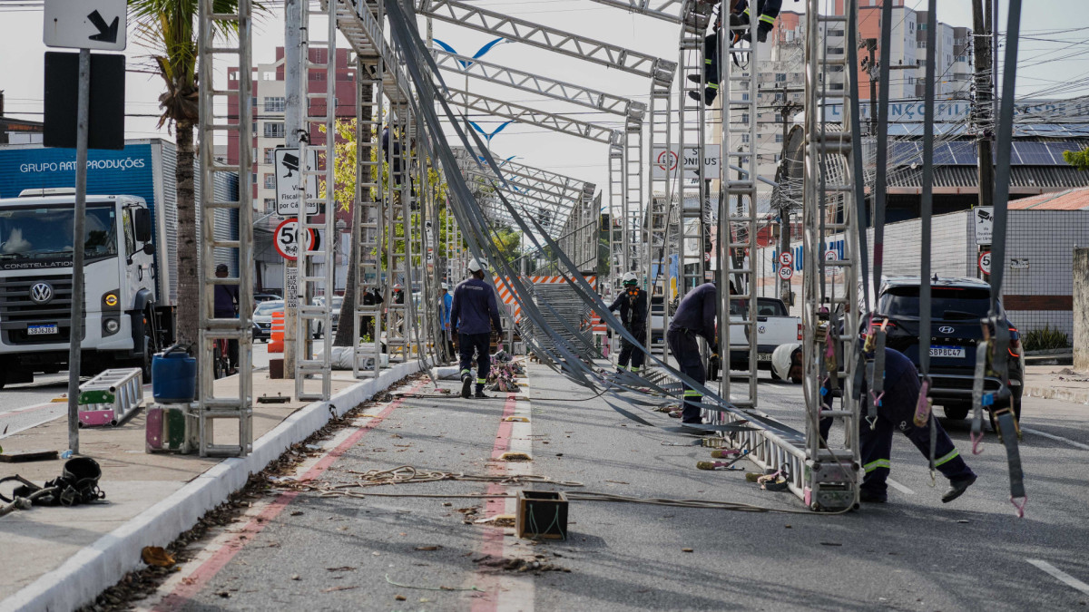 Montagem de arquibancadas para desfiles e de palco para show na avenida Domingos Ol&iacute;mpio muda itiner&aacute;rio dos &ocirc;nibus que passam na via