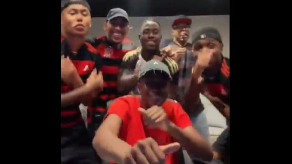 Em meio à expectativa para reestreia pelo Rubro-Negro, o meio-campista curtiu a música produzida pelo 