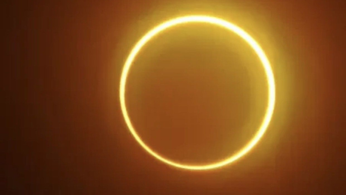Durante um eclipse anular, a Lua cobre o centro do Sol, criando o "anel de fogo"; veja quando acontece em 2026
