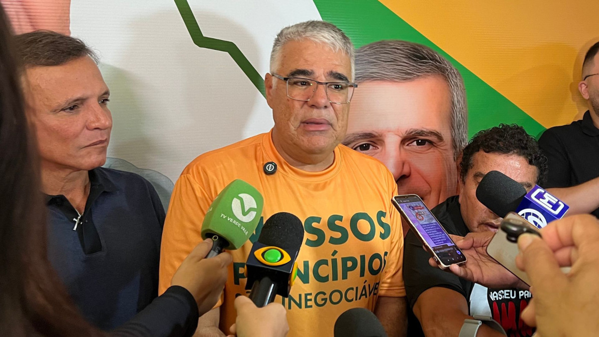 O senador Eduardo Girão em evento de lançamento de sua pré-candidatura ao Governo do Ceará, nesta sexta-feira, 30, no Cariri