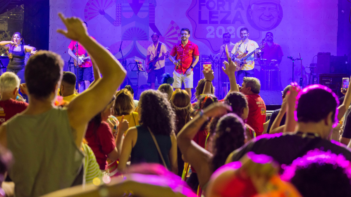 Pré-carnaval no Mercado dos Pinhões com Luxo da Aldeia nesta sexta-feira, 30