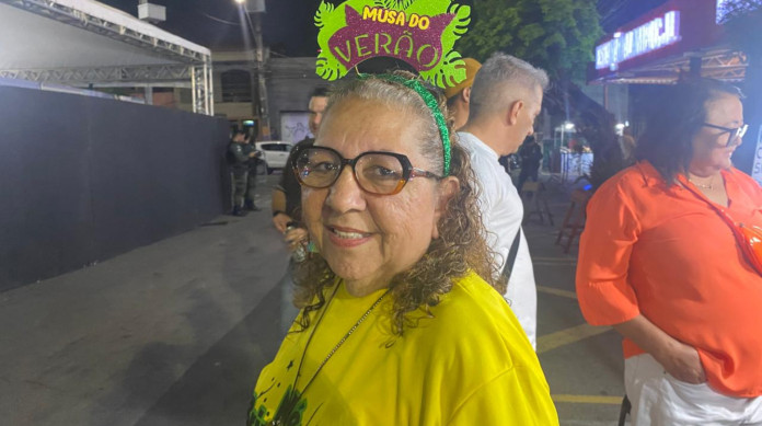  Regina Brito com sua tiara "Musa do Ver&atilde;o"