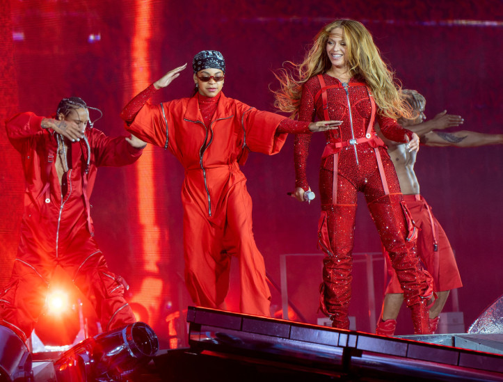 Beyoncé (direita) é a artista com mais indicações e vitórias no Grammy, enquanto sua filha, Blue Ivy, é a artista mais nova creditada individualmente a ter uma estatueta