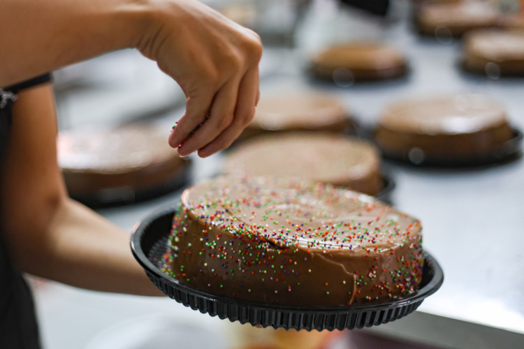 A produ&ccedil;&atilde;o da Brena Gourmand ultrapassa 120 mil bolos por ano, sustentada por um modelo que prioriza padroniza&ccedil;&atilde;o e circula&ccedil;&atilde;o urbana