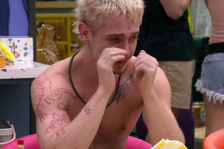 Juliano Floss chorou ao saber da expuls&atilde;o de Paulo Augusto do BBB 26